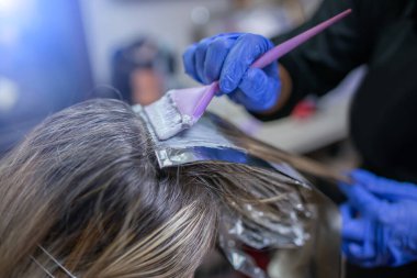Güzellik salonunda saç renklendirme, renklendirme ve tonlama