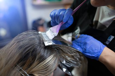 Güzellik salonunda saç renklendirme, renklendirme ve tonlama