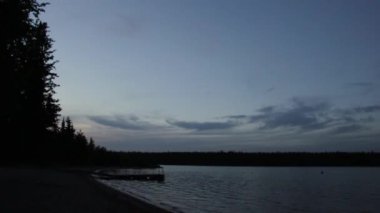 Timelapse Night Riding Mountain Ulusal Parkı, Kanada