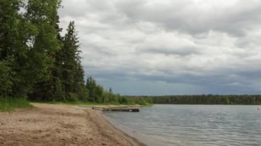 Kanada, Manitoba 'daki Riding Mountain Ulusal Parkı' ndaki Timelapse Bulut Plajı