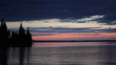 Timelapse Sunset Manitob 'daki Riding Mountain Ulusal Parkı' nda Gökyüzü ve Su Tarlası