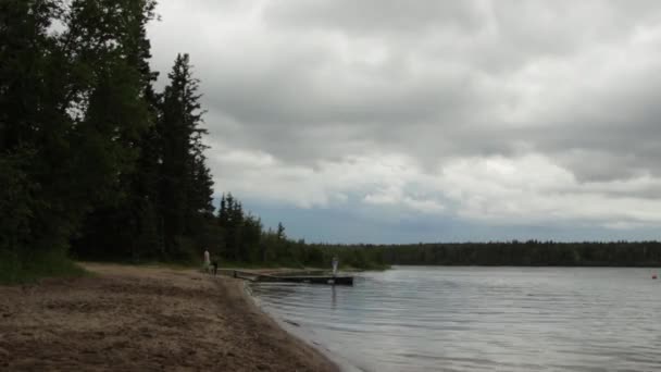 Zeitraffer Stürmischer Himmel Über Dem Strand Reitberg Nationalpark Manitoba Kanada — Stockvideo