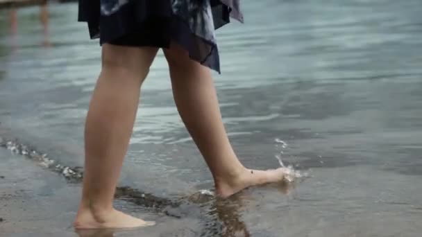Mujer Camina Agua — Vídeos de Stock