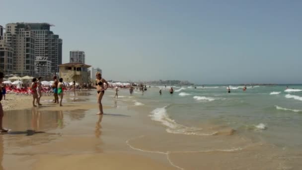 Nsanlar Dalgalarla Tel Aviv Plajı — Stok video