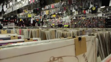 Posterli, gömlekli, vs. müzik aletleri satan dükkan..