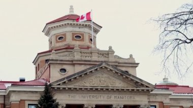 Manitoba Üniversitesi bayraklı bina