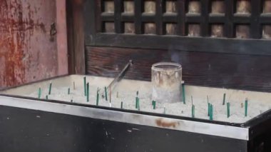 Japonya 'daki Osaka Tapınağında tütsü