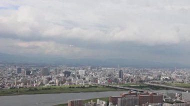 Osaka üzerinde uçak Japon şehri.