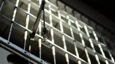 Anahtarlar Alcatraz 'daki Hücre Bloğu Barı' nda asılı