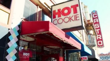 San Francisco, Kaliforniya 'daki Castro Bölgesi' ndeki Kurabiye Dükkanı 'nda Eğil