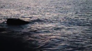 Rıhtım Dalgaları ve Gece Suyu