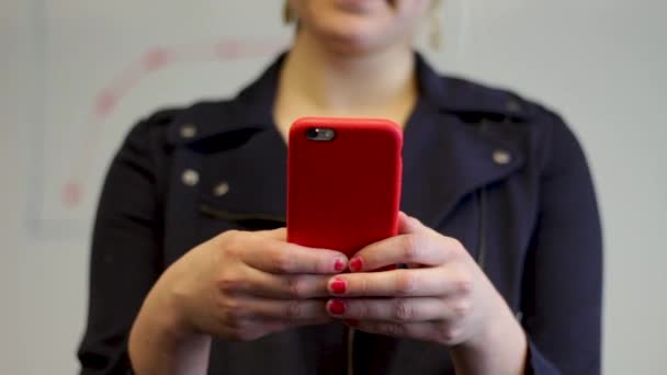 Textes Femme Téléphone Avec Étui Rouge Ongles Rouges — Video