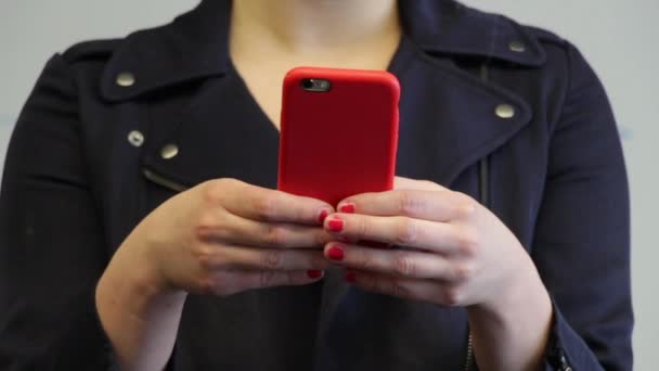 Textos Mujer Teléfono Con Caso Rojo Las Uñas Rojas — Vídeos de Stock
