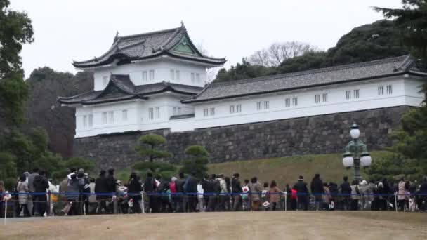 Menschen Betreten Tokyo Kaiserpalast Kaisergeburtstag Japan — Stockvideo
