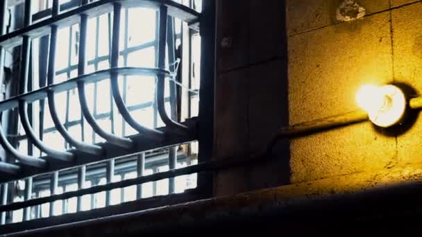 Alcatraz的Barred Window和Bare Lightbulb — 图库视频影像