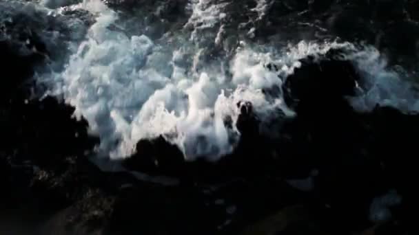 Vagues sombres la nuit dans la baie 