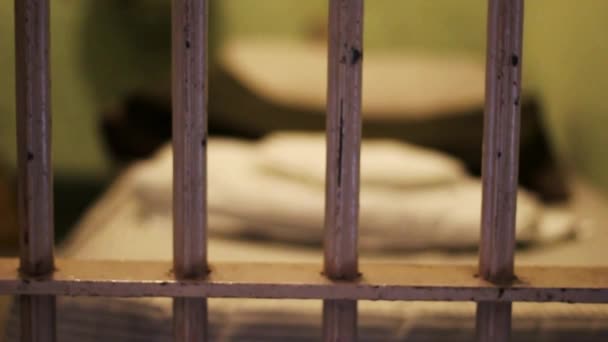 Focus tirer des barres au lit dans la cellule de la prison d'Alcatraz 