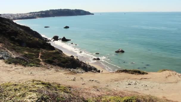 Man Walks Sausalito Waterfront Golden Gate Bridge San Francisco California — Video Stock