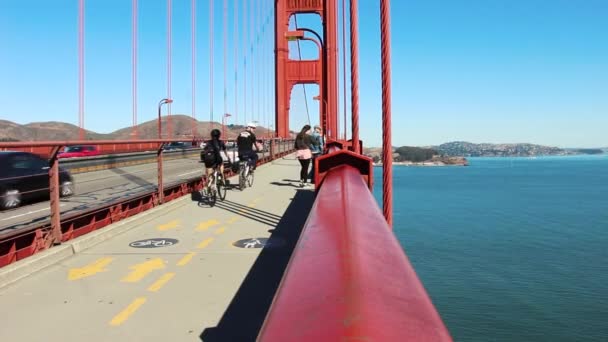 Nsanlar San Francisco Kaliforniya Daki Golden Gate Köprüsünde Yürüyor Bisikletle — Stok video