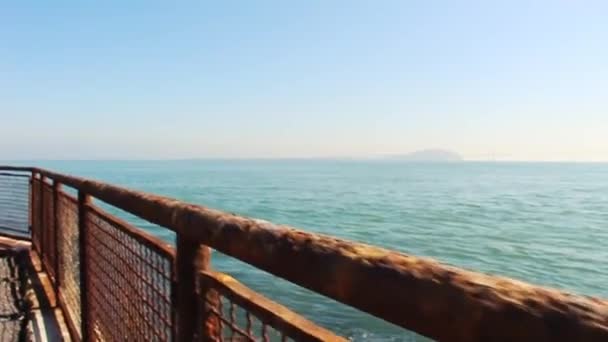 Roest Rails Uitzicht Het Water Van Alcatraz — Stockvideo