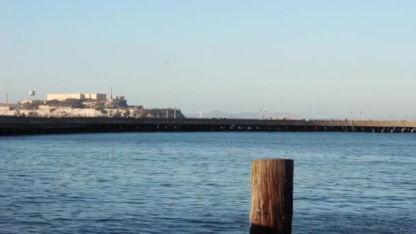Frente Mar Con Puente Alcatraz Distancia San Francisco California — Vídeos de Stock