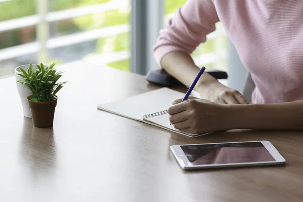 Hand Kvinna Som Håller Penna Som Skriver För Arbete Stockbild