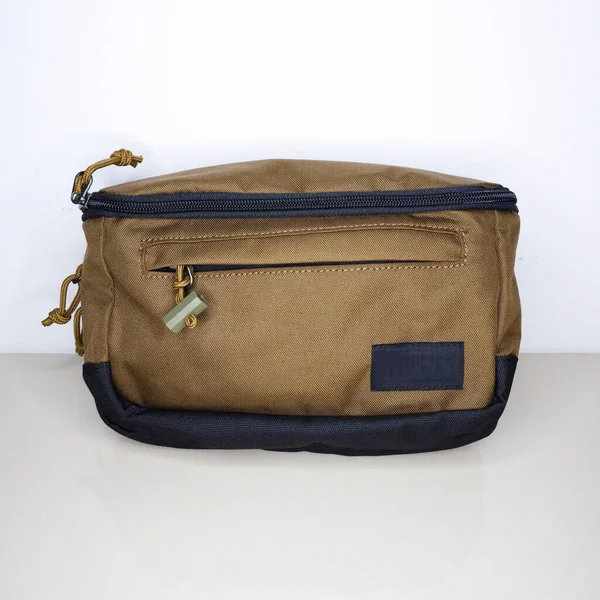 Beyaz arkaplanda küçük kahverengi çanta