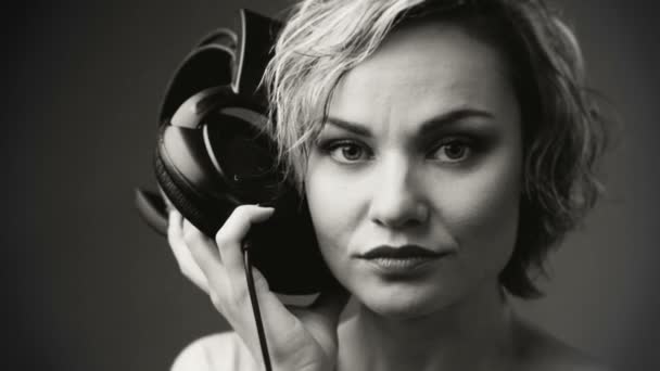 Portrait Noir Blanc Une Jeune Fille Casque Jeune Belle Fille — Video