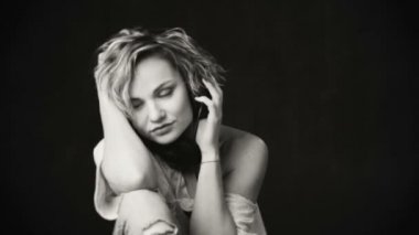 Bir genç kızın kulaklık siyah beyaz portre. Genç güzel kız zevk müzik. Gevşeme, duygular, dinlenme. 