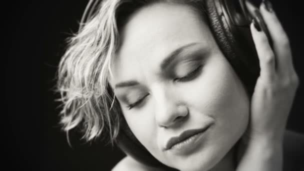 Retrato Blanco Negro Una Joven Con Auriculares Joven Chica Hermosa — Vídeos de Stock