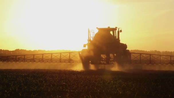 Trator Pulverizando Produtos Químicos Campo Pôr Sol Aplicação Fertilizante Campo — Vídeo de Stock