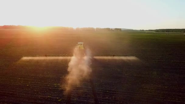 在日落的田野里用无人机的喷雾器射击 农场作业拖拉机喷雾机的顶部视图 — 图库视频影像