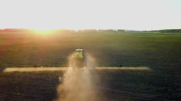 Disparo Desde Pulverizador Drones Campo Atardecer Vista Superior Del Rociador — Vídeo de stock