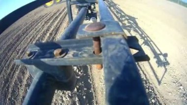 Bir görüntü alanında çalışan süre sprey başlığı. Püskürtücü meme operasyonda, traktör püskürtücü alanında çalışır.. 