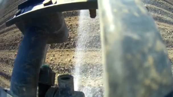 スプレー ノズル フィールドでの作業中のビュー スプレー ノズルの操作で トラクターの噴霧器は フィールド — ストック動画