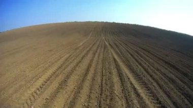 Traktör kabin içinde hareket alanından görünümünü. Makine alanında çalışan taksi çekim video. 