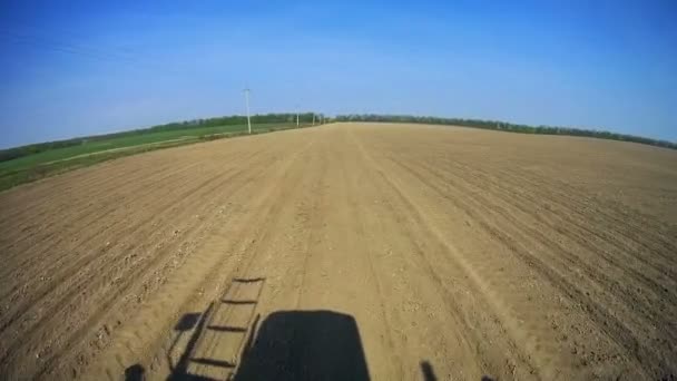 Nézd Mező Traktor Vezetőfülke Mozgás Videó Felvétel Vezetőfülke Területén Gépen — Stock videók