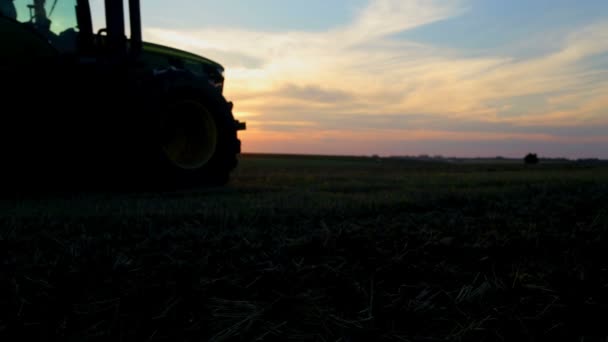 Traktorn Plogar Ett Fält Vid Solnedgången Jordbruksområdet Behandling Traktor Vid — Stockvideo