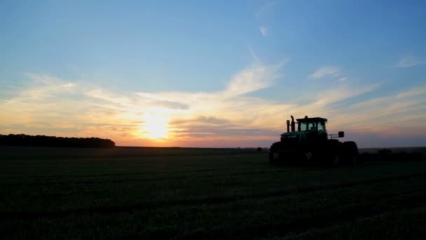 Traktorn Plogar Ett Fält Vid Solnedgången Jordbruksområdet Behandling Traktor Vid — Stockvideo