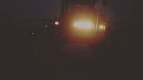 拖拉机喷雾在夜间在现场的雾 农业机械在夜间作业 — 图库视频影像