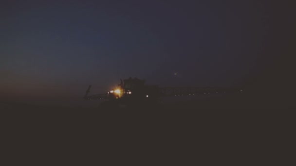 Pulverizador Trator Noite Nevoeiro Campo Máquinas Agrícolas Campo Noite — Vídeo de Stock