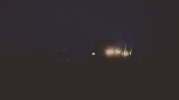 Gece Sahada Siste Traktör Püskürtücü Tarım Makinaları Alanında Geceleri Çalışır — Stok video