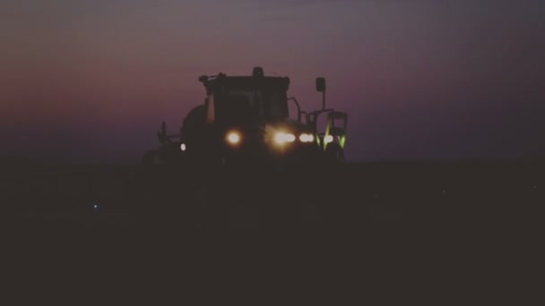 Traktorspritze Der Nacht Nebel Auf Dem Feld Landmaschinen Arbeiten Nachts — Stockvideo