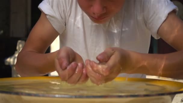 Portret Van Een Tiener Jongen Wassen Van Zijn Gezicht Van — Stockvideo