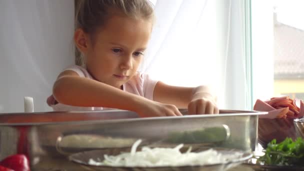 Portret Van Een Meisje Dat Haar Moeder Keuken Helpt Dochter — Stockvideo