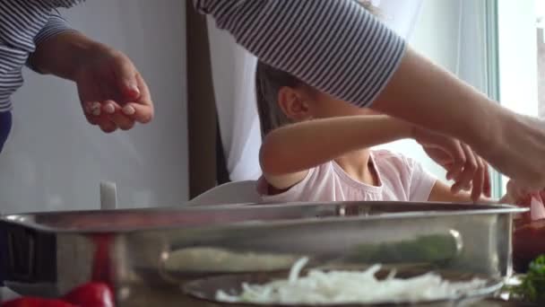 Portret Dziewczynki Który Pomaga Mamie Kuchni Córka Pomaga Mama Pizza — Wideo stockowe