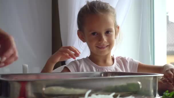 Ritratto Una Bambina Che Aiuta Sua Madre Cucina Figlia Aiuta — Video Stock