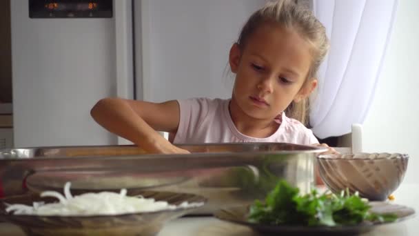 Portrét Malou Holčičku Která Pomáhá Její Matku Kuchyni Dcera Pomůže — Stock video