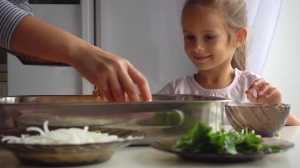 Porträt Eines Kleinen Mädchens Das Seiner Mutter Der Küche Hilft — Stockvideo