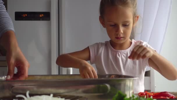 Annesi Mutfakta Yardımcı Olur Küçük Bir Kız Portresi Kızı Anne — Stok video